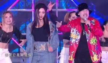 60岁因魔性翻唱再度爆红,腾格尔“叛逆”的背后,是一段难言之伤